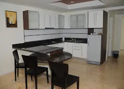 Fully equipped kitchen with dining area